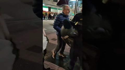 LA POLICÍA EN VALLADOLID PIDIENDO DOCUMENTACIONES