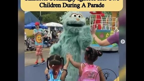 Two Black Girls Suffer Racism At Sesame Place 😱 Rosita” Costume Dismissing Two Black Children Hug