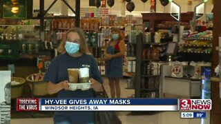 Hy-Vee gives away masks