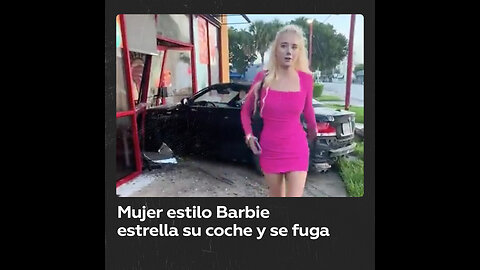 Mujer con aspecto de Barbie choca su auto contra restaurante y se da a la fuga