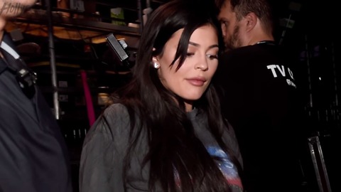 Kylie Jenner STRUGGLES to Get Out of a Car Due to Baby Weight