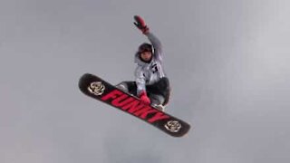Un snowboardeur tombe deux fois essayant de réussir un saut impressionnant