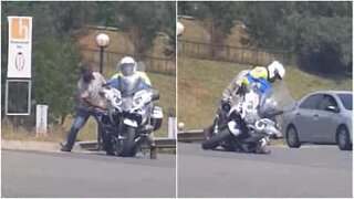 Polis visar hur lätt det är att sätta sig på en motorcykel