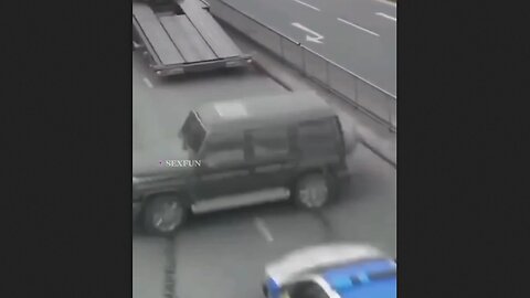 What luck! A Flat Bed Tow Truck Helps Him Escape The Police