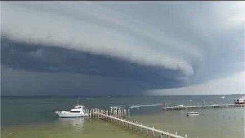 Un orage effrayant s'est formé menaçant la côte de Floride
