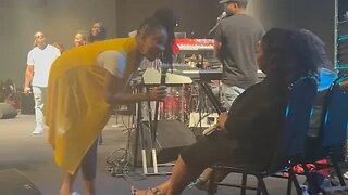 🤯😱Le'Andria Johnson pass 🎤 to Kim Burrell 🙏🙌🏽😍