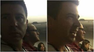 Mand ombord på et fly finder ud af at han skal være far