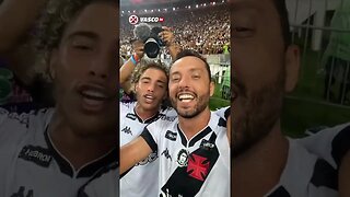 Nenê e Figueiredo cantando com a torcida do Vasco - Flamengo 0x1 Vasco