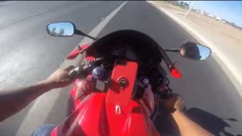 Stai per perdere il pullman? Niente paura, ti dà un passaggio questo motociclista!