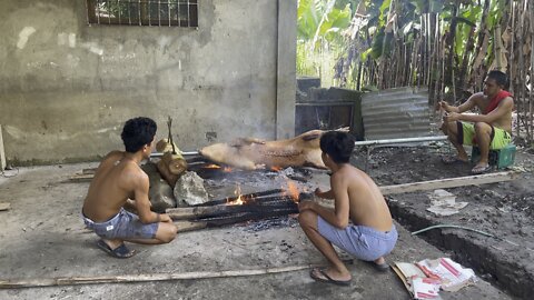 cooking lechon pig
