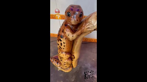 Leopard Gecko Chainsaw carving by Kyra Waits