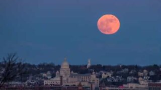 Årets første supermåne steg opp over Rhode Island