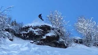 Salto de snowboard termina em cambalhota!