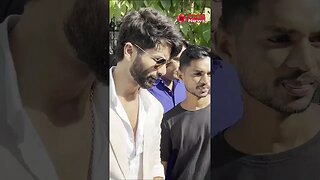 Shahid Kapoor gets CLICKED with fans as he gets papped in the city😍