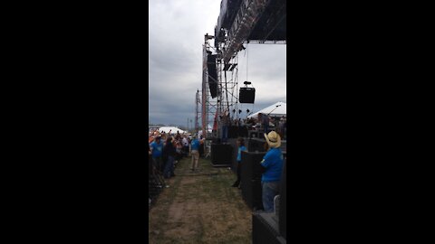 Roger Creager slapping the bag on stage