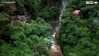 Équateur: il filme une stupéfiante cascade au drone