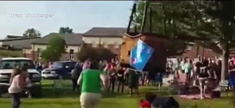 Hot air balloon plows into crowd