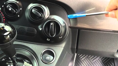 How to change the light bulb behind the HVAC controls in a Fiat 500 Pop