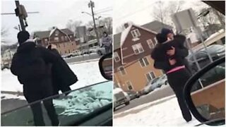 Kvinna ger hemlös man en jacka efter att ha hittat honom ute i kylan