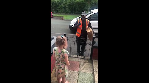 Heart-warming moment little girl greets deaf delivery driver in sign language