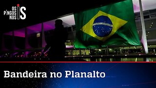 Bandeira do Brasil é estendida no Palácio do Planalto, Brasília