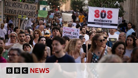 Thousands take part in anti-tourism protests on Spanish island of Majorca | BBC News