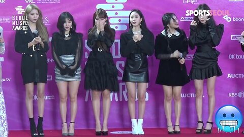 Shivering Cold | Girl (event hosts) | GFRIEN (여자친구, 제28회 서울가요대상 레드카펫 ) | K-pop | Red carpet cold