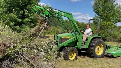 Moving Brush with Pallet Forks John Deere IMG 9712