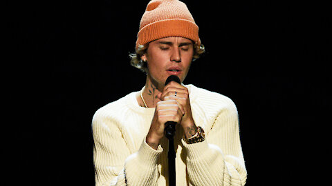 Justin Bieber's GETS EMOTIONAL During People's Choice Awards Performance!