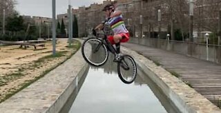 Ce cycliste défie la gravité et saute par-dessus un canal