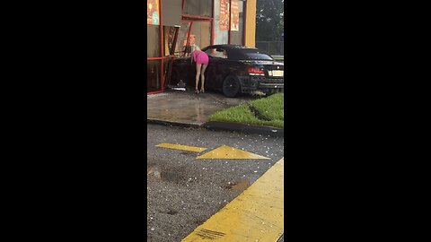 Girl in pink crashed into popeyes and leaves the scene