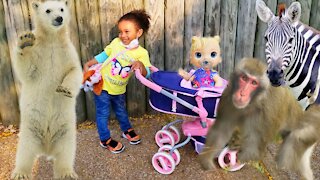 Toddler Stella Pretend Play Babysitting at Zoo Learns Animals Cry Baby Dolls / Nursery Girl Toys