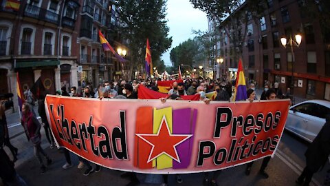 Un centenar de ultraizquierdistas protestan en Madrid escondiendo banderas separatistas del Procés