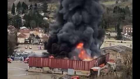 900 TONS OF LITHIUM BATTERIES IN RECYCLING WAREHOUSE GOES UP IN FLAMES
