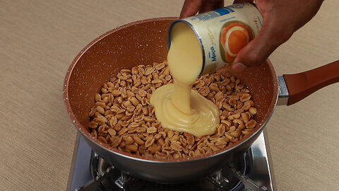 Pour condensed milk over the peanuts and be surprised by this delicious result!
