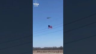 HELICOPTER PILOT FIES GIANT AMERICAN FLAG IN SUPPORT OF THE PEOPLE’S CONVOY