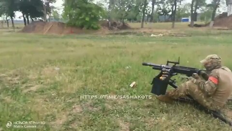 #Ukraine Russian media shares this video of a Russian soldier shooting 'a captured American Mk 19