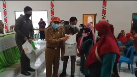 Bupati Lampung Barat Parosil Mabsus Bagikan Beras Kepada KPM di Pekon Giham Sukamaju Sekincau