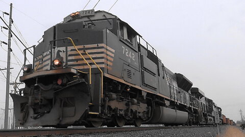 EMD SD70ACU Leads Norfolk Southern Mixed Freight Train