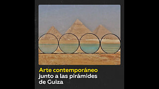 Exposición de arte contemporáneo frente a las pirámides de Guiza