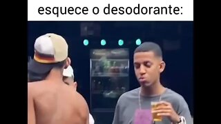 AQUELE AMIGO QUE ESQUECE O DESODORANTE ( MEME ) ( VIRAL ) #shorts