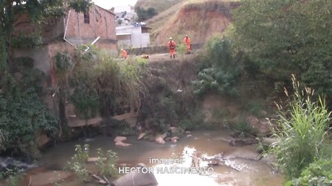 Salvamento em GV resgate de idosa em barranco de quase 10m flagrado hoje de manhã no Tiradentes