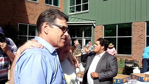 rick perry works the crowd nashua 6 7 2015