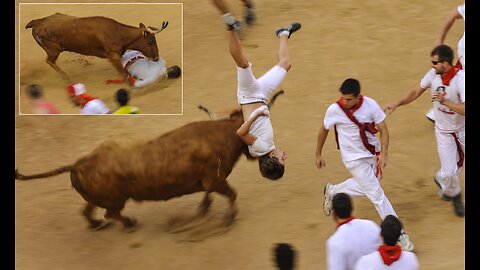 Funny Bull 🐂 fight-street, many people try but die😩😩,stay walkup in street 🤣🤣