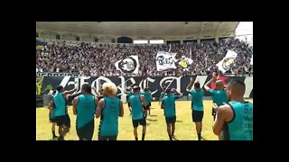 Jogadores indo saldar a torcida no treino aberto