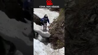 esquiador se livra de um acidente por muito pouco