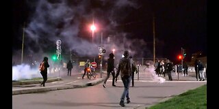 France: Police fire tear gas at demonstrators as pension reform protests continue in Lyon 22.03.2023