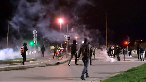 France: Police fire tear gas at demonstrators as pension reform protests continue in Lyon 22.03.2023