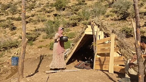 Challenges of caring for a lost nomadic child in the mountains: building a hut and bathing the girl