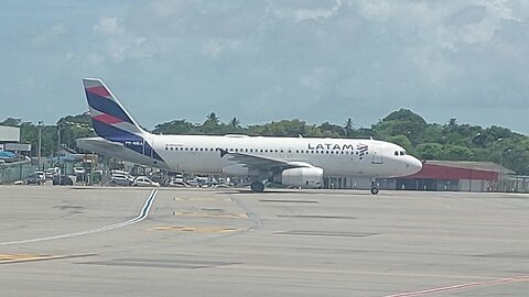 Airbus A320 PR-MBA taxiando após pousar em Fortaleza vindo de Guarulhos